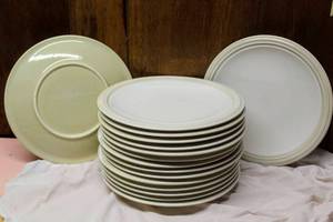 lot 5472 image: Vintage Pflatzgraff (16) Pottery Plates