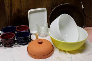 lot 5474 image: Vintage Pyrex Mixing Bowls, (6) Vintage Pyrex Ramekins, Corning Ware, and Original Garlic Baker Pottery