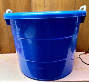 lot 5271 image: 18 Gallon Blue Tub with Rope Handles