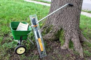 lot 5296 image: Scotts Easy Green Lawn Spreader & Fiskars 18 Machete Saw