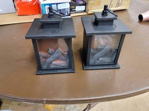 lot 27300 image: 2 Little Light Decorations
