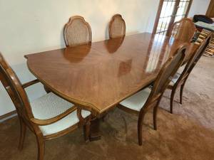lot 1000 image: Thomasville Oak Dining Table 29 x 97 x 42 in with 4 Chairs and 2 Captains Chairs (matches lot 1003)