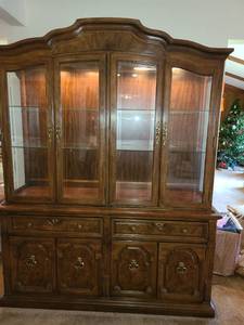 lot 1003 image: Thomasville Lighted Buffet Hutch 83 x 65 x 19 (matches lot 1000)