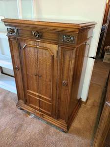 lot 1004 image: Antique Victrola phonograph (work great) 46 x 31 x 22 in