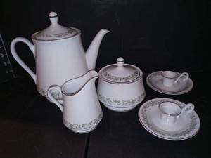 lot 1010 image: Mikasa Montclair China 7 Pieces