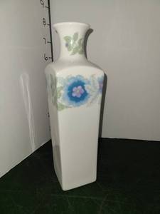 lot 1035 image: Wedgewood Clementine Vase