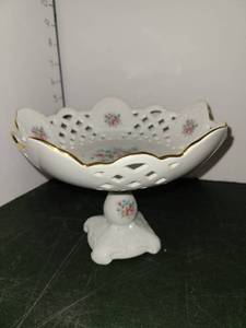 lot 1038 image: Weimer German Porcelain Candy Dish