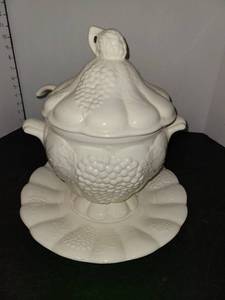 lot 1040 image: Vintage Calif USA Soup Tureen with Saucer Lid and Ladel