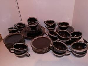 lot 1050 image: Vintage Nasco Hickory Drip Glaze Ovenware Lot of 55 Pieces