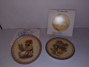 lot 1060 image: Goebel Hummel No 974 Goose Girl and No 977 Apple Tree Boy Collectors Miniature Plates with Boxes