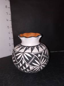 lot 1065 image: Frances Concho Hopi Pottery Vase