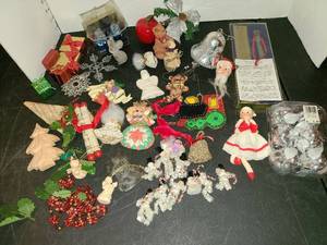 lot 1085 image: Assorted Christmas Tree Ornaments and Hangers