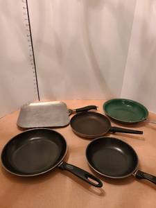 lot 1300 image: Assorted frying pans