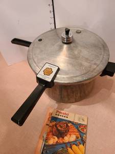 lot 1304 image: Presto pressure cooker