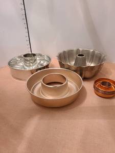 lot 1306 image: Assorted bakeware