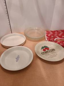 lot 1309 image: Assorted pie plates and warmerCarrier