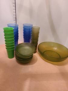 lot 1314 image: Plastic drinking cups and bowls