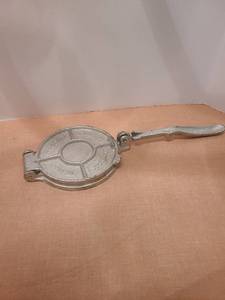 lot 1318 image: Cast Iron tortilla press