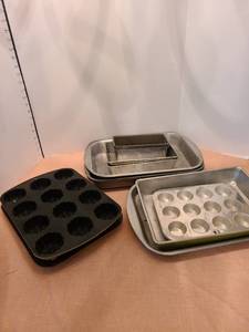 lot 1326 image: Assorted roasting pans and baking pans
