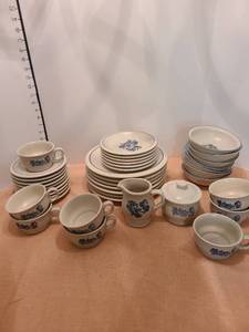 lot 1329 image: 40 piece Pfaltzgraff Stoneware