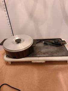 lot 1331 image: Toast master electric grill and Remington electric cooker
