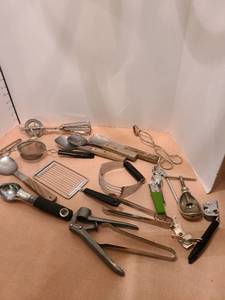 lot 1347 image: Assorted kitchen utensils