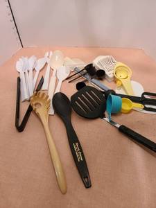 lot 1348 image: Assorted plastic kitchen utensils and egg slicer