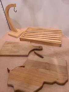 lot 1351 image: Wooden cutting boards, bread slicing board and banana stand