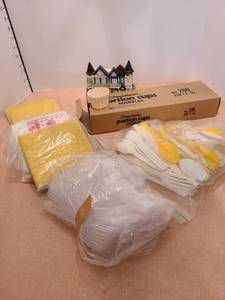 lot 1373 image: Napkins, paper cups, flatware and napkin holders