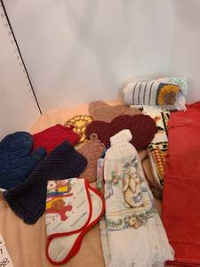lot 1376 image: Kitchen towels, aprons, trivets, potholders and a bib