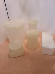 lot 1377 image: Assorted Tupperware storage containers