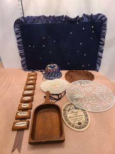 lot 1383 image: Bulletin board and miscellaneous dcor