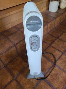 lot 1391 image: Holmes portable heater 14 x 25