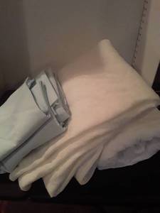 lot 1552 image: 2 TWIN Sized Mattress Protectors. and a TWIN Size Sheet Set