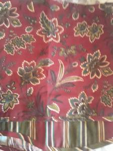 lot 1557 image: 1 Valance