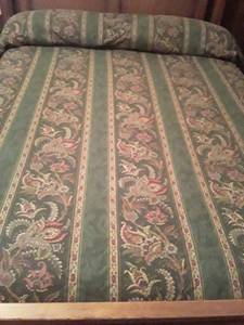 lot 1559 image: QUEEN Sized Bedspread