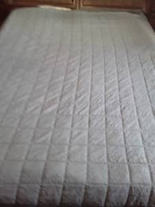 lot 1560 image: Grey Colored Bed Spread. 86 x 86