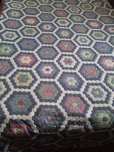 lot 1562 image: Quilt. Queen Sized 96 x 89