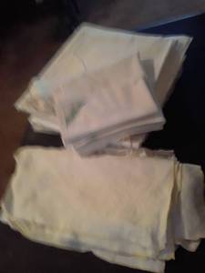 lot 1569 image: Table Cloths Rectangle and Napkins