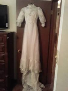 lot 1603 image: Vintage Ladies Wedding Dress. Size 2 or 4. Very Tiny