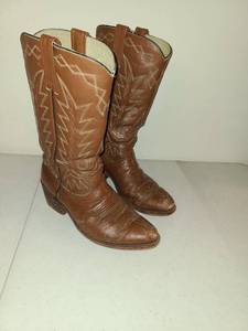 lot 1642 image: COWBOY BOOTS. Size 6.5 E. Need a little touch of stainpolish