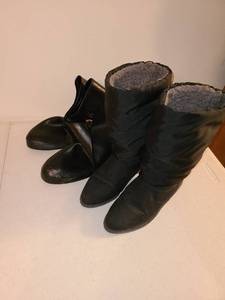 lot 1643 image: Ladies Snow  Rain Boots size 6 and Rubber Boots. Size 9