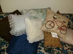 lot 1661 image: Throw Pillows
