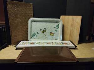 lot 2005 image: 2 Hot Plates, 6 Place Mats, 2 Metal TV Trays & 1 Cutting Board
