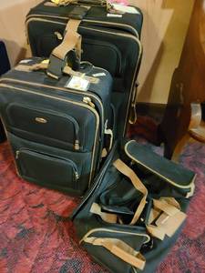 lot 2020 image: A set of Pierre carden soft sided luggage 26 by 18,10 by 14, and a duffel bag