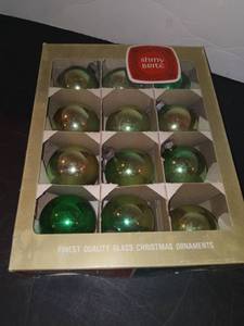 lot 1086 image: Shiny Brite Vintage Ornaments Green