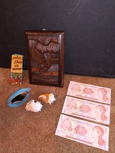 lot 1101 image: Honduran Hand Carved Wall Decor with Honduran Currency and Souvenirs