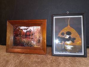 lot 1104 image: Hand Painted Leaf from Fiji Island with Framed Photo