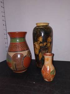 lot 1121 image: Nicaraguan Pottery Vases