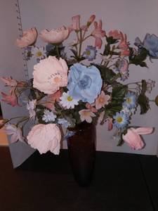 lot 1124 image: Glashaus Vase with Faux Floral Arrangement